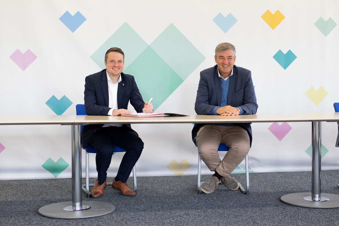 Bürgermeister Dominic Herbst und Stadtwerke Geschäftsführer Dieter Lindauer unterzeichnen den Energieliefervertrag für Ökostrom und Erdgas (v. l.).